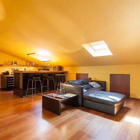 Bairro Alto Modern Two Bedroom דירה ליסבון